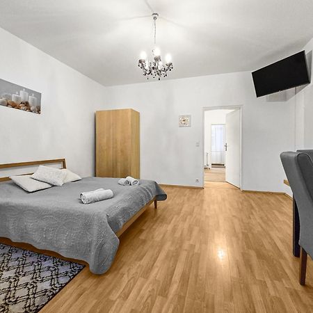 Modern Three-Bedroom, Triple King Beds Wien Exteriör bild