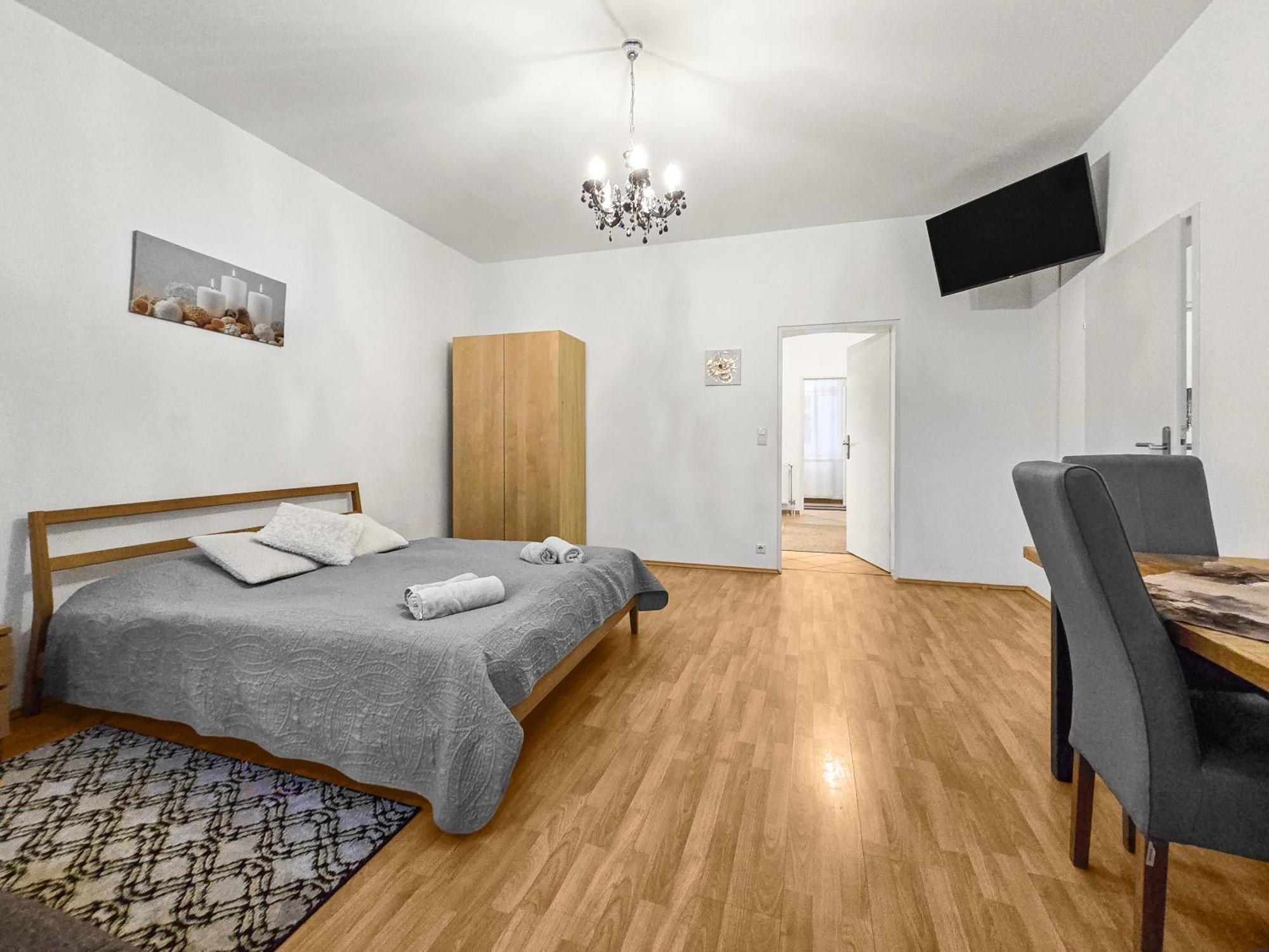 Modern Three-Bedroom, Triple King Beds Wien Exteriör bild
