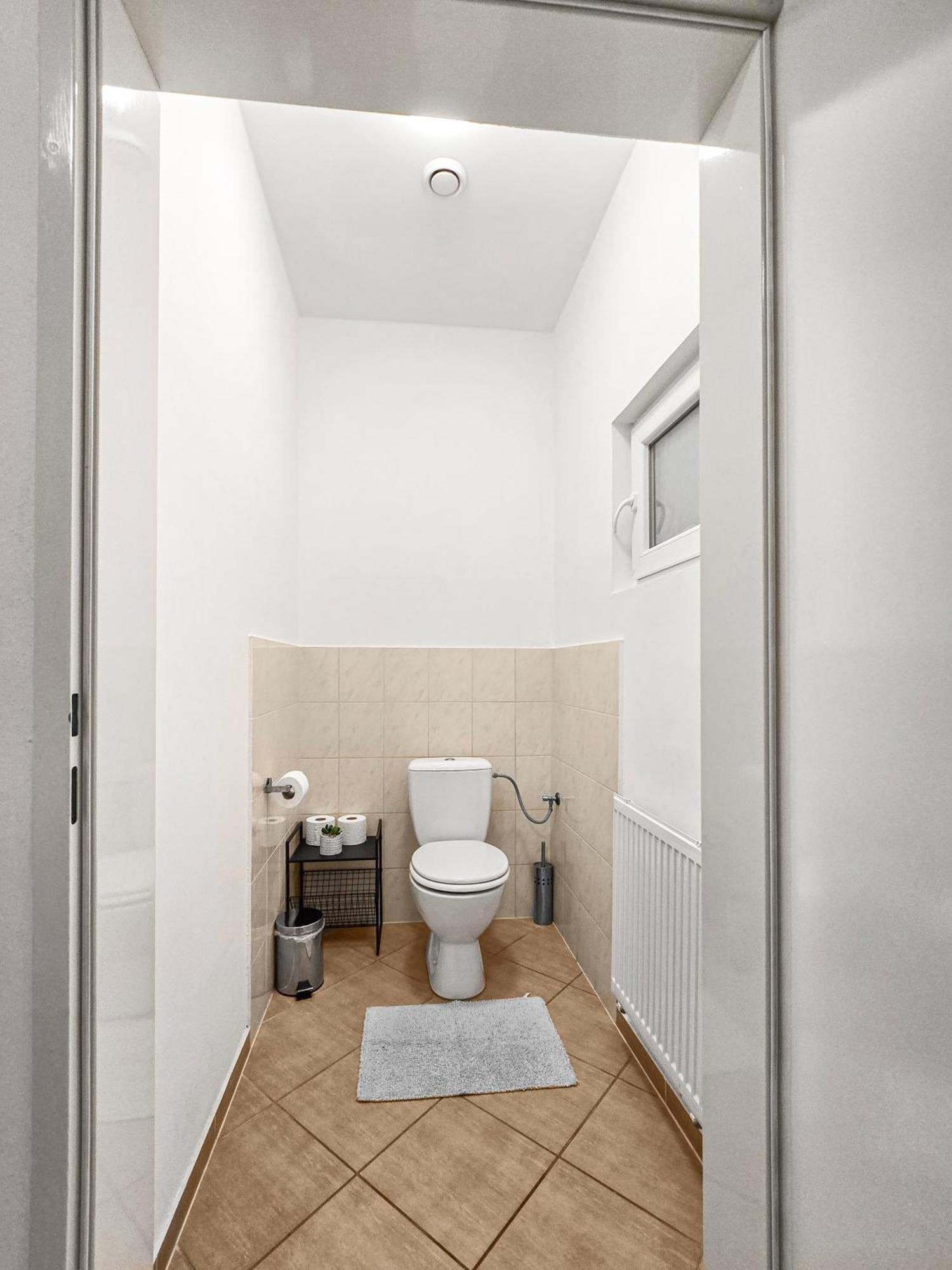 Modern Three-Bedroom, Triple King Beds Wien Exteriör bild