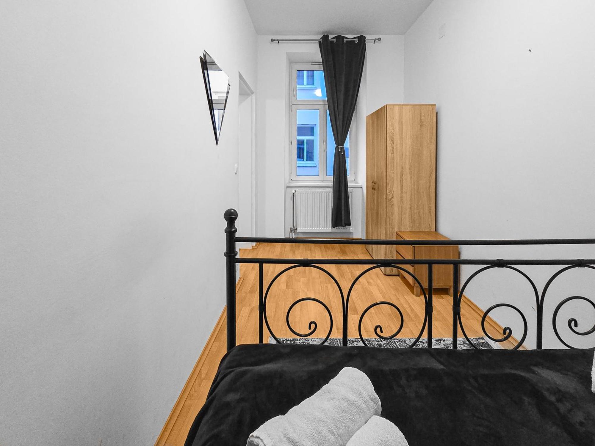 Modern Three-Bedroom, Triple King Beds Wien Exteriör bild