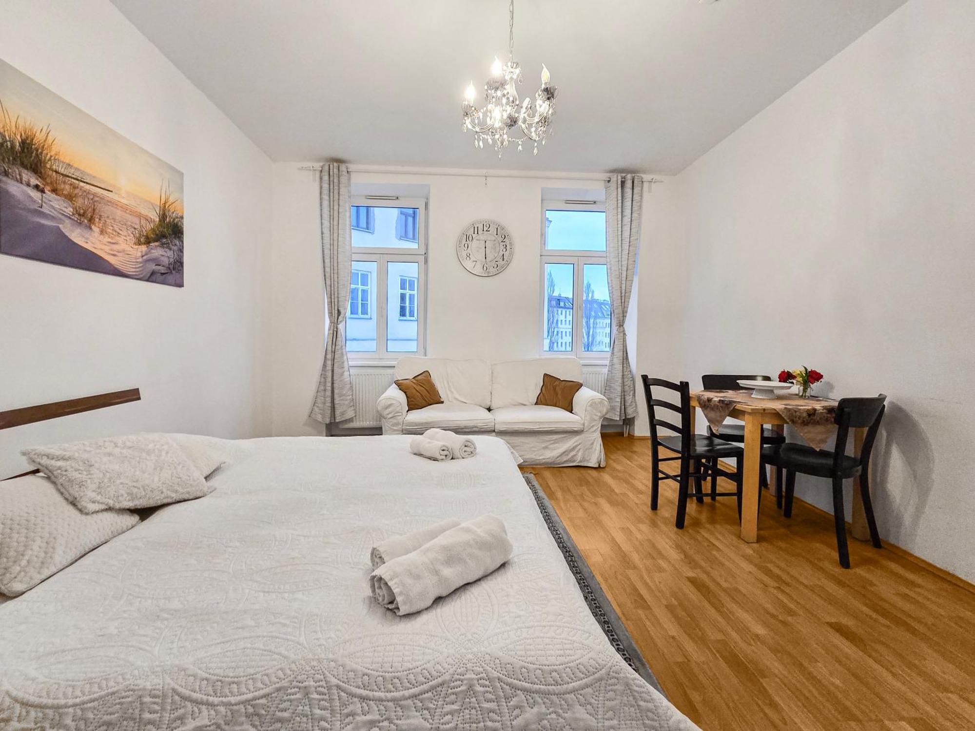 Modern Three-Bedroom, Triple King Beds Wien Exteriör bild